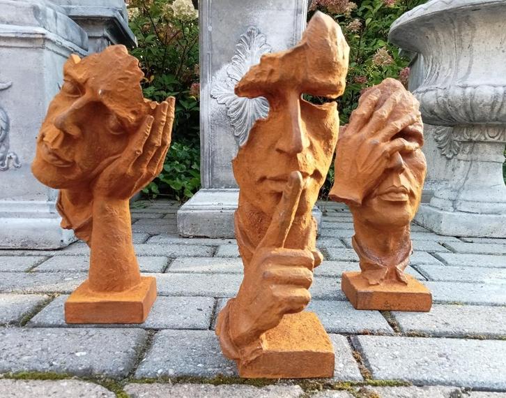 Set van drie gietijzeren tuinbeelden horen zien en zwijgen., Tuin en Terras, Tuinbeelden, Nieuw, Mensenbeeld, Metaal, Ophalen of Verzenden