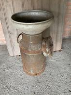 Oude melkkan met zeef, Ophalen