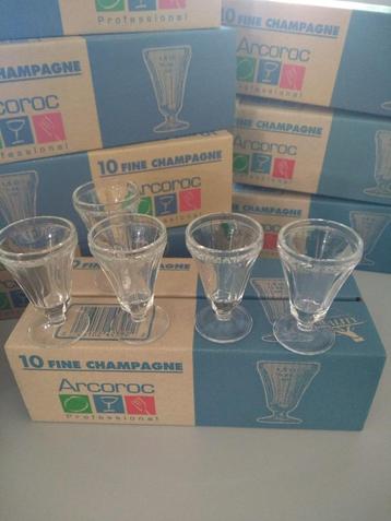 60 / Champagneglaasjes op voet 1,5 cl - prijs per doos beschikbaar voor biedingen