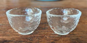 Twee kristallen sake glaasjes beschikbaar voor biedingen