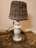 Schemerlamp/tafellamp met rietenkap van Countryfield., Huis en Inrichting, Lampen | Tafellampen, Gebruikt, 50 tot 75 cm, Hout