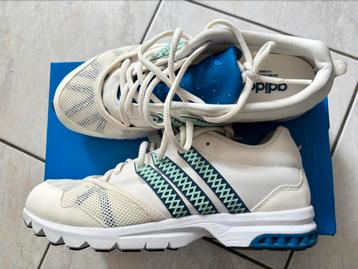 Nieuwe dames Adidas schoenen  beschikbaar voor biedingen