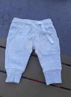 Broekje grijs Hema mt 56, Kinderen en Baby's, Babykleding | Maat 56, Broekje, Ophalen of Verzenden, Zo goed als nieuw, Hema