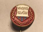 Metalen VASAS GYOR HONGARIJE VOETBALCLUB Speld (Rood/Wit)., Verzenden, Zo goed als nieuw, Sport, Speldje of Pin