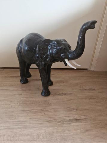 Gave antieke leren olifant in zeer goede staat  beschikbaar voor biedingen