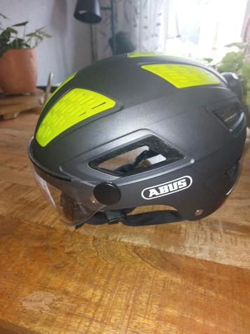Abus fietshelm met licht, verstelbare binnen frame en vizier beschikbaar voor biedingen