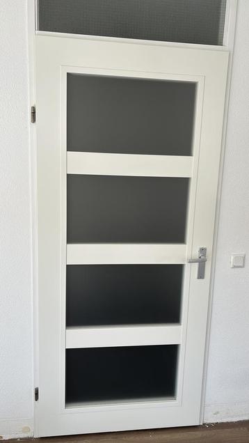 Een binnen opdekdeur 211cm hoog beschikbaar voor biedingen
