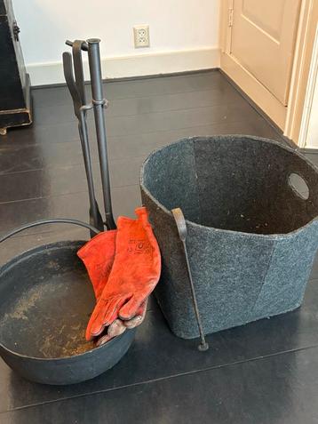 Openhaard set, met mand, ketel en vuurvaste handschoenen  beschikbaar voor biedingen