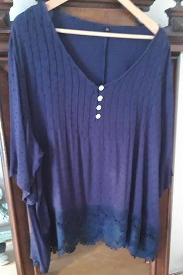 FIJN ZITTENDE TOP D. BLAUW MAAT 4 XL beschikbaar voor biedingen