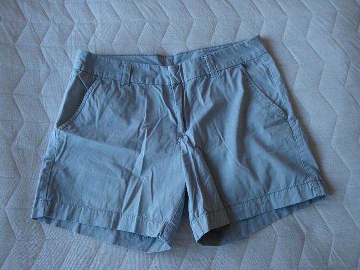 Maat 42. Licht grijze korte broek., Kleding | Dames, Broeken en Pantalons, Zo goed als nieuw, Maat 42/44 (L), Grijs, Kort, Ophalen of Verzenden