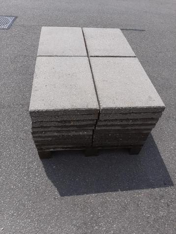 4 m2 = 16 grijze betontegels 60 x40 cm.