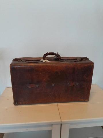 Oude leren koffer beschikbaar voor biedingen