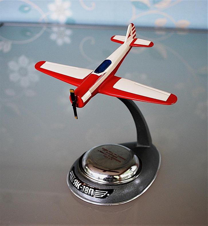Vliegtuig Yak 18 Model Geschenk aan een Kolonel Uniek !!, Antiek en Kunst, Curiosa en Brocante, Ophalen of Verzenden