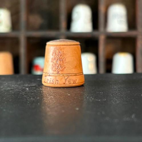 Vingerhoedje hout Ierland Irish Yew (165), Verzamelen, Vingerhoedjes, Zo goed als nieuw, Ophalen of Verzenden