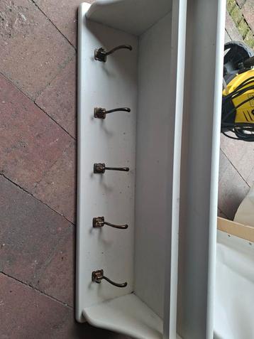 Witte Wandkapstok met Haken beschikbaar voor biedingen