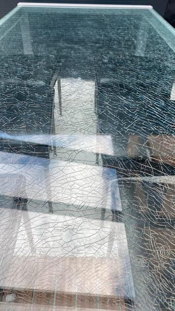 Eettafel met stoelen - Glas en leer beschikbaar voor biedingen