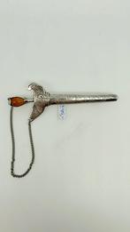 Antieke broche: zilveren dolk in houder. Mooi!, Verzenden, Zilver, Broche