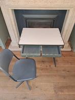 Oude vintage lessenaar of schooltafeltje met schoolstoeltje, Ophalen, Gebruikt, Tafel(s)