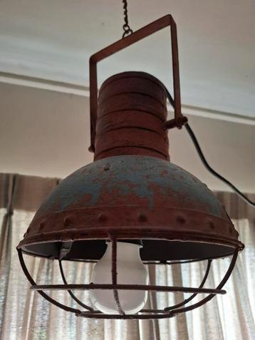 Antieke metalen hanglamp beschikbaar voor biedingen