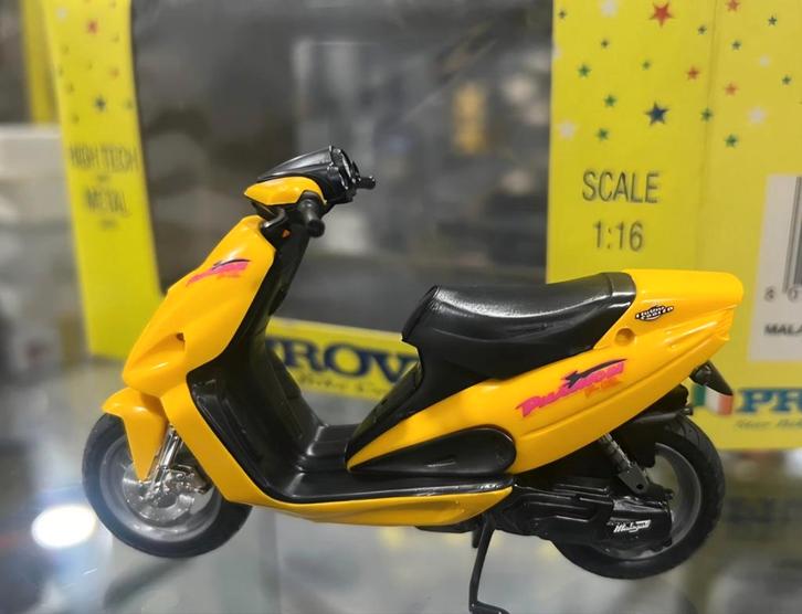 Malaguti phantom f12 Model Scooter 1:16, Hobby en Vrije tijd, Modelbouw | Auto's en Voertuigen, Zo goed als nieuw, Overige typen