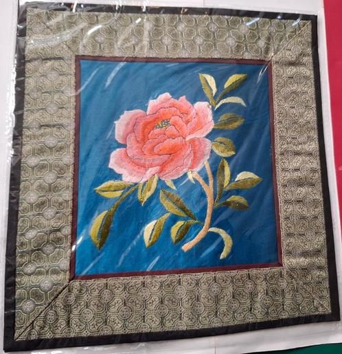 Chinees geborduurd zijden kleedje (Made in Chengdu, China), Antiek en Kunst, Antiek | Kleden en Textiel, Ophalen of Verzenden