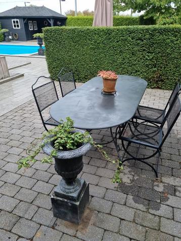 Tuinset tuinstel  brocante smeedijzeren tafel en 4 stoelen beschikbaar voor biedingen