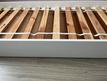 Slaaplade/bedbank (op wieltjes + lattenbodem) /SNEL OPHALEN beschikbaar voor biedingen
