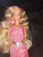 Barbie Twirly Curls jaren 80, Verzamelen, Poppen, Ophalen of Verzenden, Zo goed als nieuw, Kleertjes