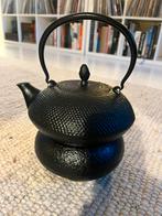 Prachtige gietijzeren Japanse theepot MET ONDERSTEL, Ophalen of Verzenden, Zo goed als nieuw, Gietijzer