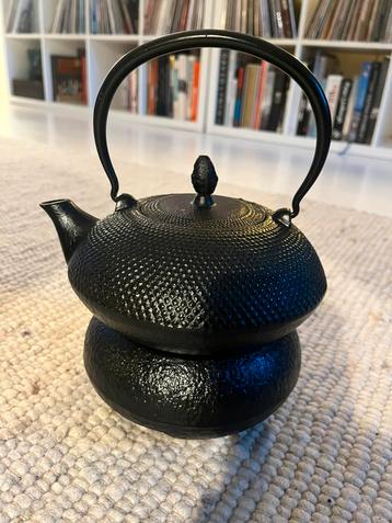 Prachtige gietijzeren Japanse theepot MET ONDERSTEL beschikbaar voor biedingen