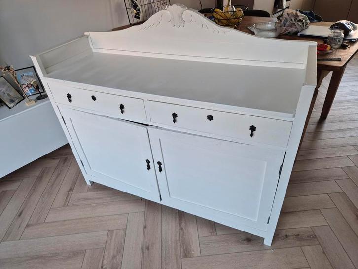 Mooie hoge witte commode met zwarte accenten, Kinderen en Baby's, Kinderkamer | Commodes en Kasten, Gebruikt, Commode, Minder dan 90 cm