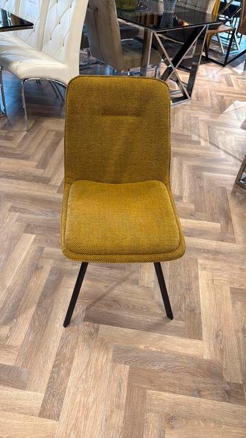Partij diverse eetkamerstoelen 40,00 euro beschikbaar voor biedingen