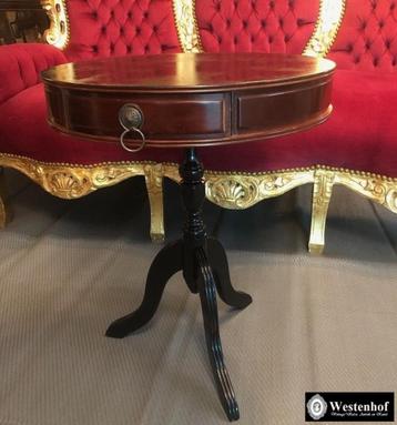 Klassiek Engelse bijzettafel / tafel hout met 3 lades bruin beschikbaar voor biedingen