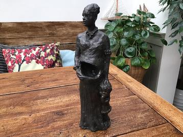 Beeld van moeder en 2 kinderen. Klei/terracotta. Gesigneerd beschikbaar voor biedingen
