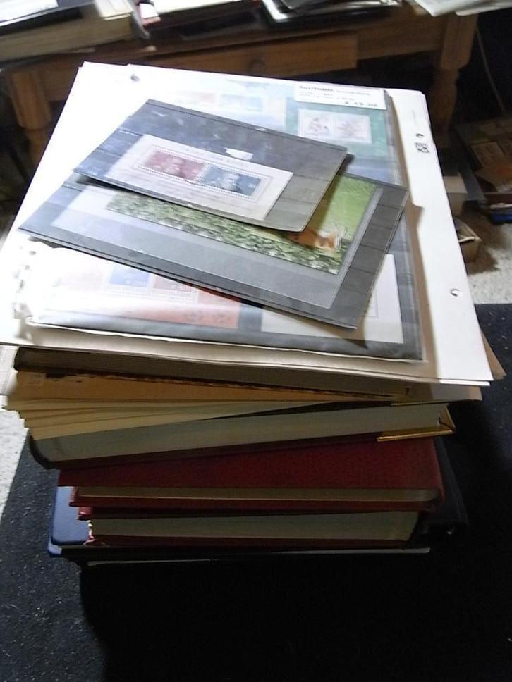 Doos 2 - 15 Kilo met veel partijen 1 - Bieden bij deel 1, Postzegels en Munten, Postzegels | Volle albums en Verzamelingen, Nederland en Buitenland