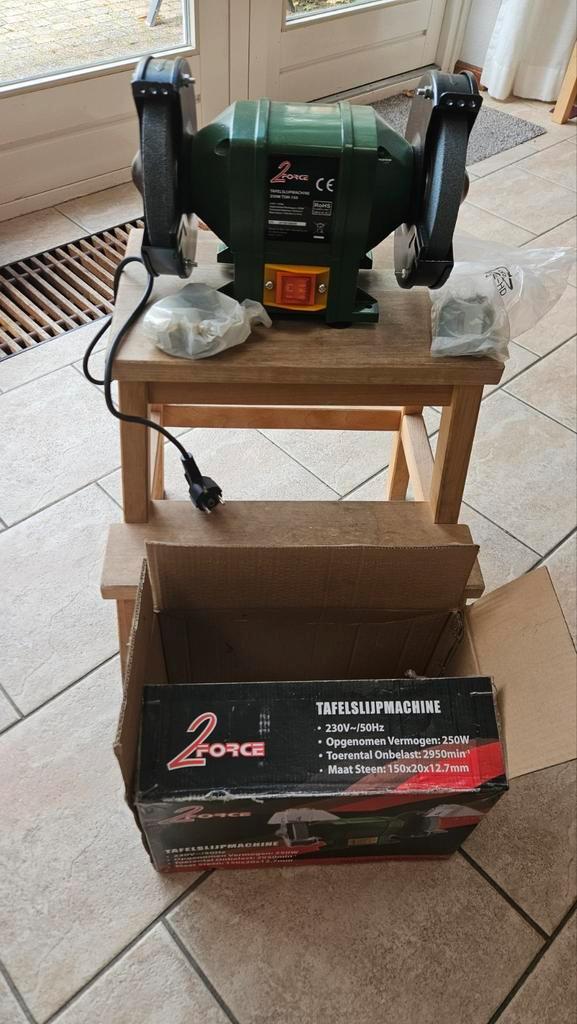 Nieuwe Tafelslijpmachine 2Force TSM-150, Doe-het-zelf en Verbouw, Gereedschap | Slijpmachines, Nieuw, Werkbankslijpmachine, Minder dan 700 watt