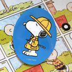 Snoopy van Peanuts strips regenjas Sticker, Verzamelen, Stripfiguren, Verzenden, Snoopy, Nieuw, Plaatje, Poster of Sticker