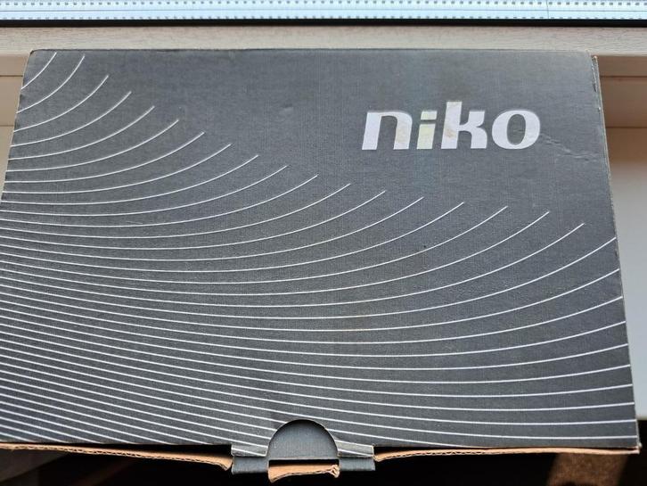 Nieuw Niko lichtgrijze opbouw buitenschakelaar, Doe-het-zelf en Verbouw, Elektra en Kabels, Nieuw, Stopcontact, Ophalen