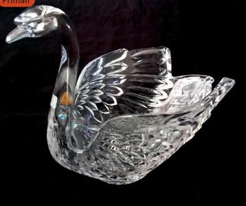 E.H. Cristal Zwaan beschikbaar voor biedingen