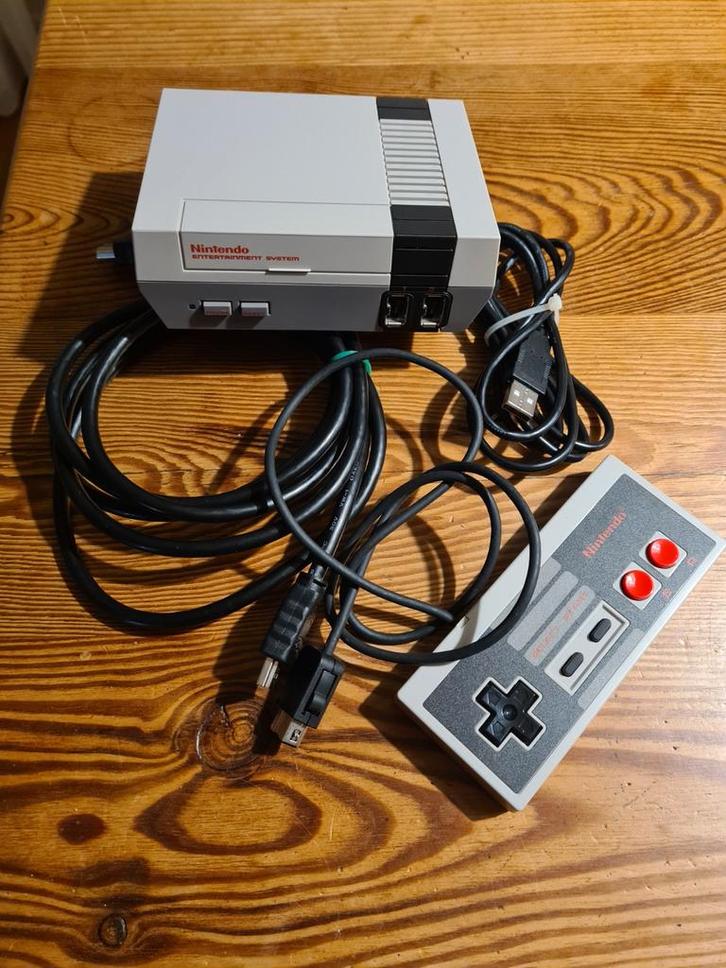 NINTENDO NES mini classic RETRO compleet, Spelcomputers en Games, Spelcomputers | Nintendo NES, Zo goed als nieuw, Met 1 controller