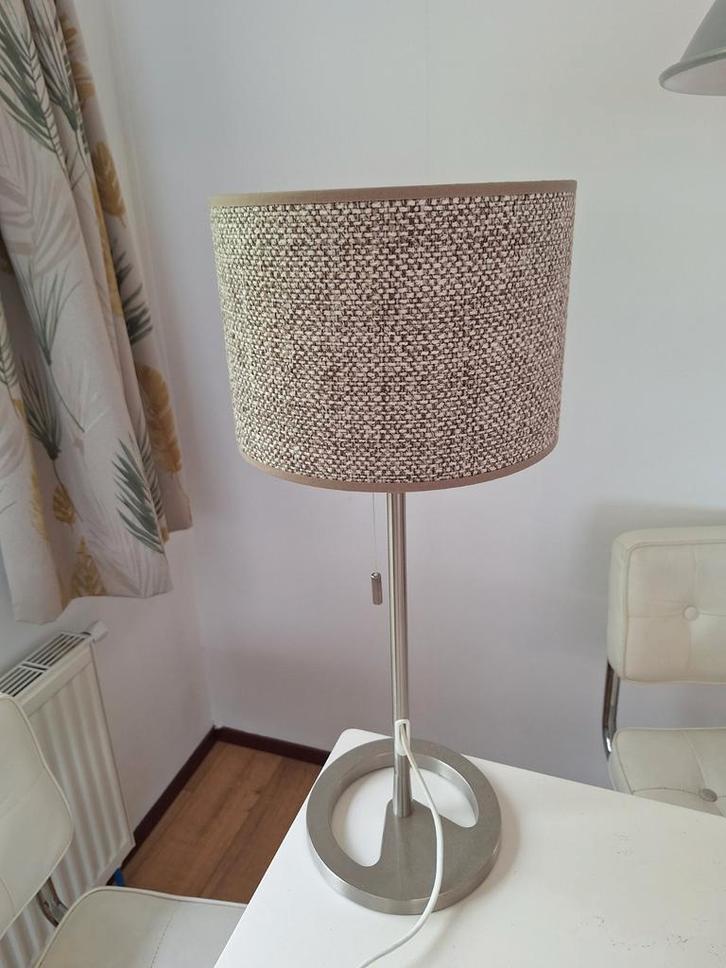 Tafellamp met stoffen kap en metalen voet, Huis en Inrichting, Lampen | Tafellampen, Gebruikt, Minder dan 50 cm, Metaal, Stof