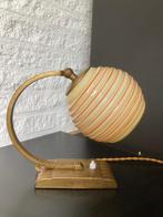 jaren 30 art deco lamp goud met geel-rode glaskap, Gebruikt, Art deco, Ophalen of Verzenden, Glas