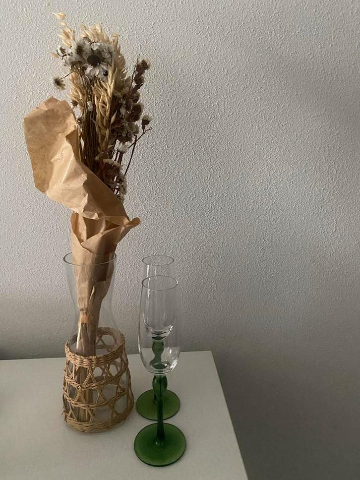 Vaas met kunstbloemen & Kerst/Nieuwjaar wijnglazen, Huis en Inrichting, Woonaccessoires | Vazen, Gebruikt, Overige kleuren, Minder dan 50 cm