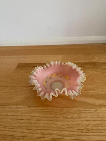 Vintage Schaaltje met Bloemmotief en Geschulpte Rand beschikbaar voor biedingen