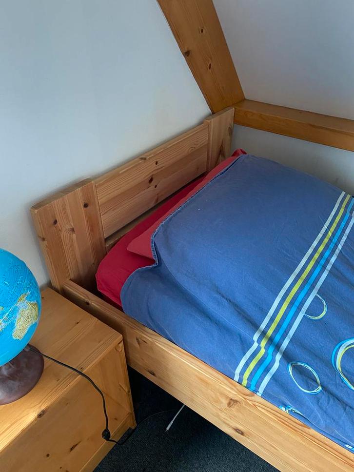 Houten Eenpersoonsbed, Huis en Inrichting, Slaapkamer | Bedden, Zo goed als nieuw, Eenpersoons, 90 cm, 200 cm, Hout, Bruin, Ophalen of Verzenden