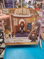 Harry Potter Wizarding World magical minis Charms Classroom, Nieuw, Actiefiguurtje, Ophalen of Verzenden