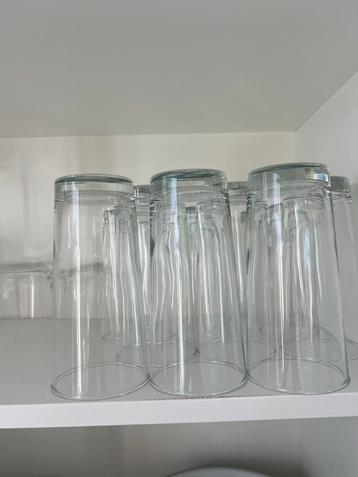 Set van hoge glazen beschikbaar voor biedingen