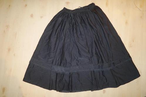 diversen klederdracht Veluwe; oa. kanten muts, rok, doek, Antiek en Kunst, Antiek | Kleding en Accessoires, Ophalen of Verzenden