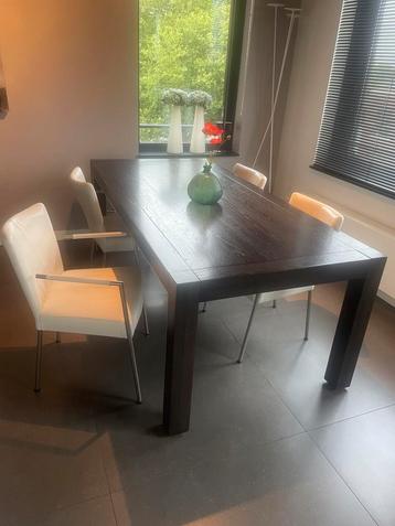 Eetkamertafel met 4 moderne elegante stoelen beschikbaar voor biedingen