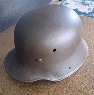 Duitse M16 helm, doorgebruikt in WW2. beschikbaar voor biedingen